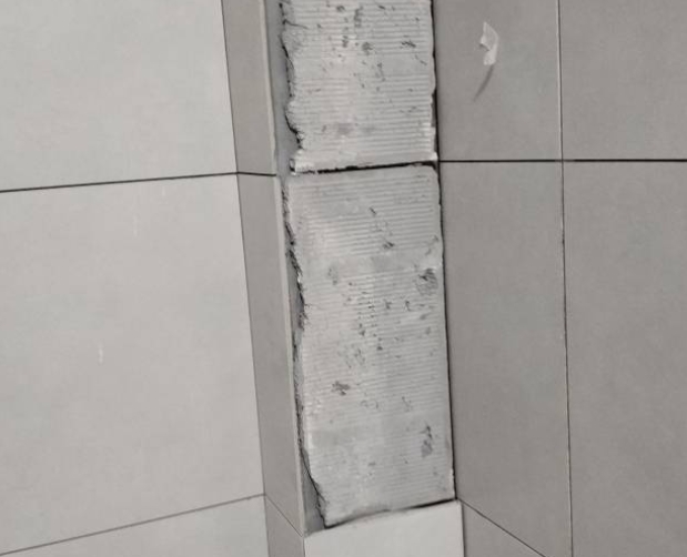 兴安瓷砖空鼓维修公司分享下瓷砖施工前基层浇水润湿程度不足，可能导致以下问题